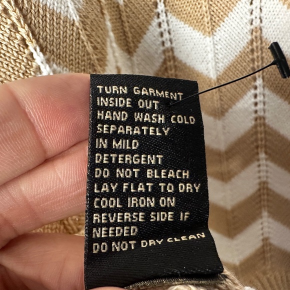 Preppy Chevron Puff-Sleeve Knit Cardigan with a retro vibe – Size S - Picture 4 of 8